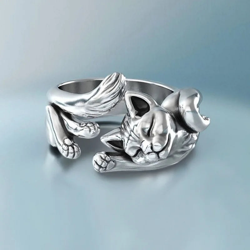 Artistic Frog & Toad Statement Ring – Retro Silver-Tone Adjustable Unisex Jewelry Silver cat-shaped ring on a light blue background