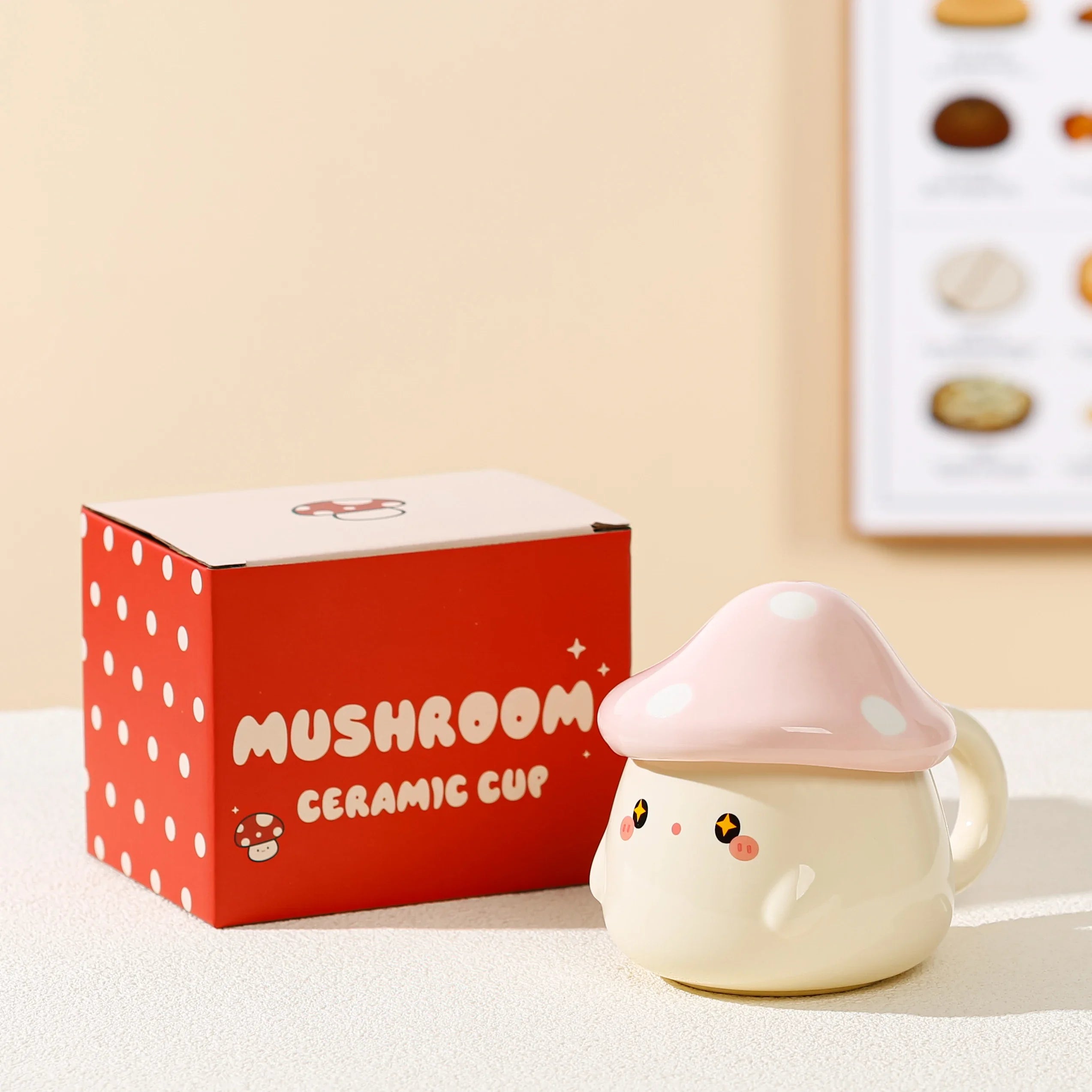 Cute Mushroom Coffee Mug with Lid – 400ML Ceramic Cup Mushroom-shaped ceramic cup with a pink cap next to its packaging box on a light surface.
