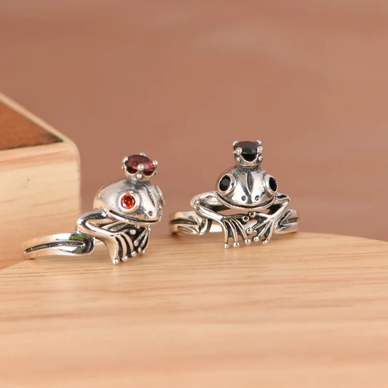 925 Silver Frog Crown Ring – Retro Adjustable Statement Jewelry Silver frog-shaped rings with gemstones on a wooden surface