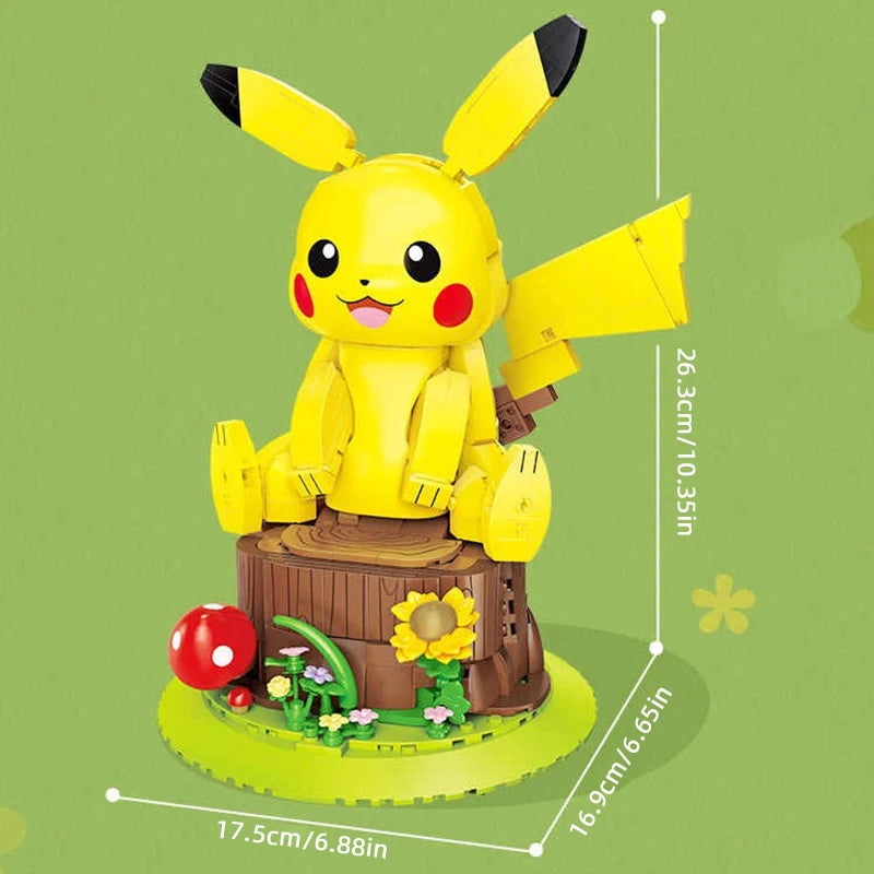 Pokemon Pikachu Building Blocks – DIY Model Brick Toy A yellow Pikachu toy figure sitting on a brown tree stump base with small green, red, yellow, and white decorative details, shown on a light green background with measurement lines and text indicating dimensions.
