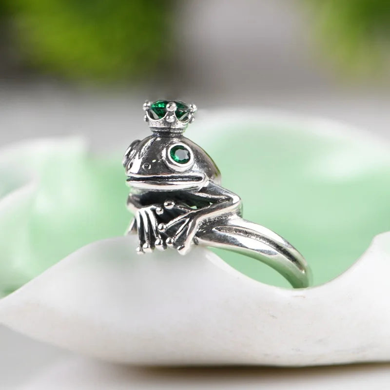 925 Silver Frog Crown Ring – Retro Adjustable Statement Jewelry Silver frog ring with green gemstones on a white surface