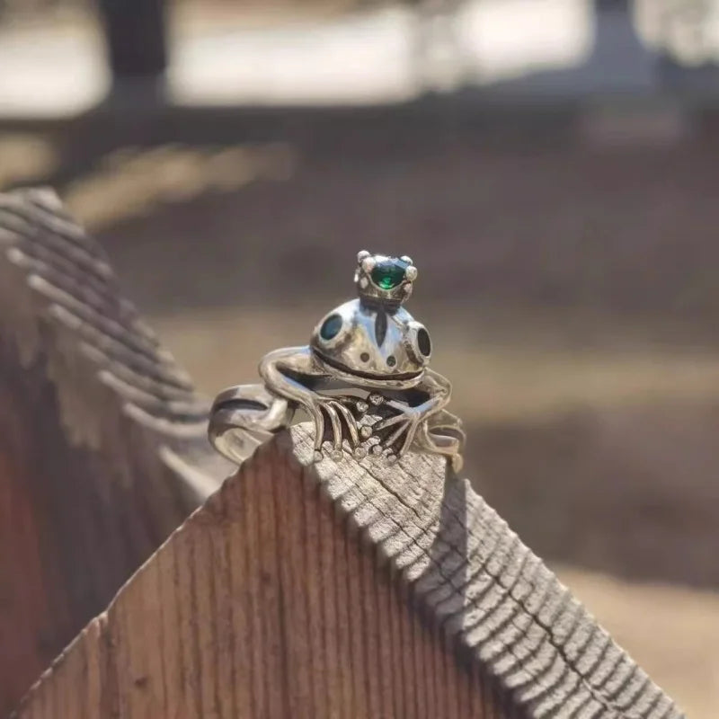 925 Silver Frog Crown Ring – Retro Adjustable Statement Jewelry Silver ring with green gemstone on a wooden surface