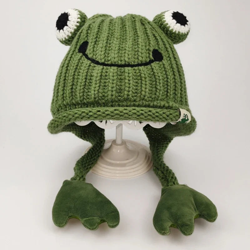 Parent-Child Cute Frog Knitted Hat – Warm Winter Cartoon Fisherman Cap Green knitted frog hat with black eyes and a smile on a white background