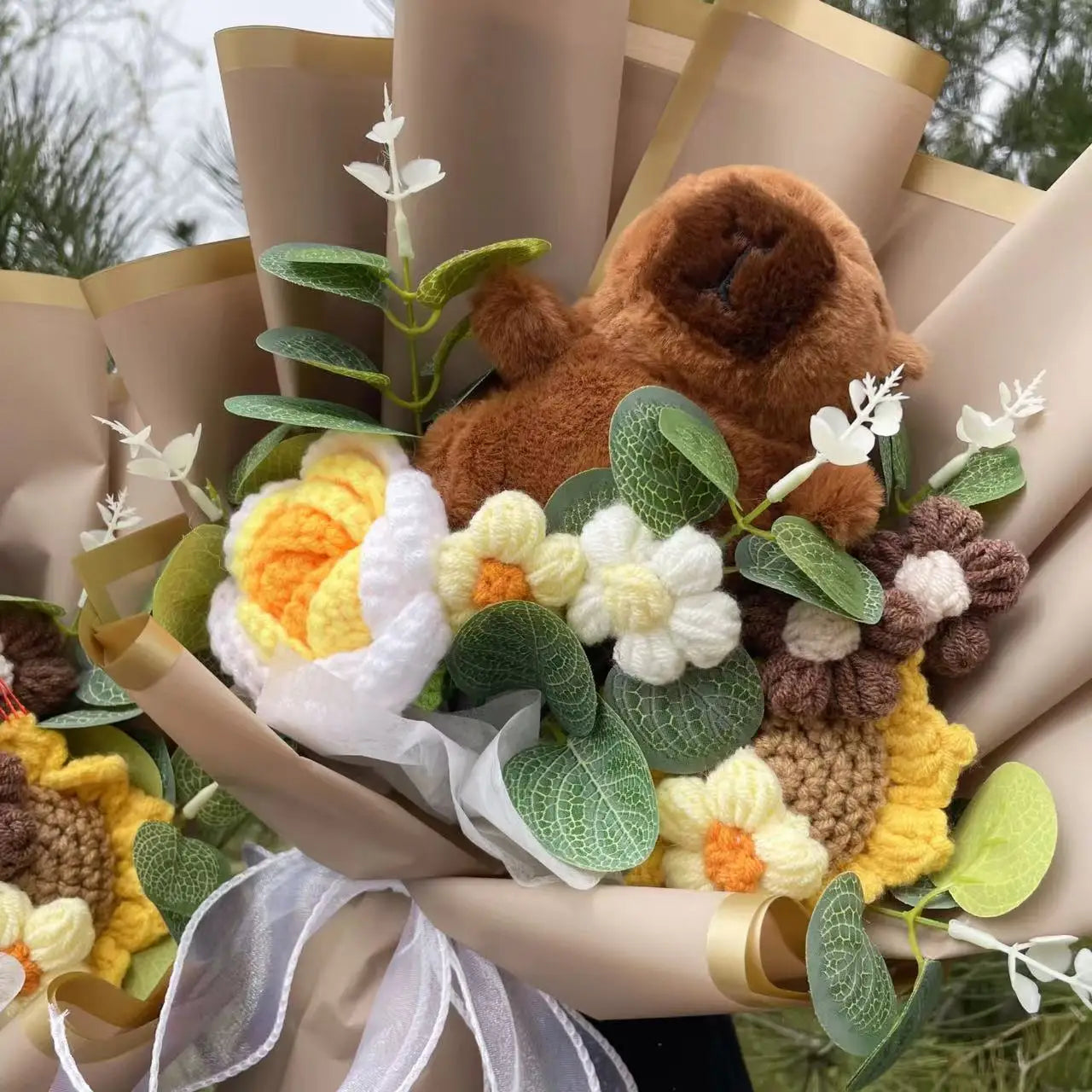 Capybara Plush with Crochet Flowers – Cute Flower Bouquet Gift Bouquet of knitted flowers and a teddy bear in a decorative setting